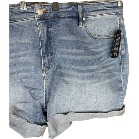 Candace Cameron Bure Denim Jean Shorts 20W Light Wash Rolled Hem Stretch NWT - Picture 4 of 11